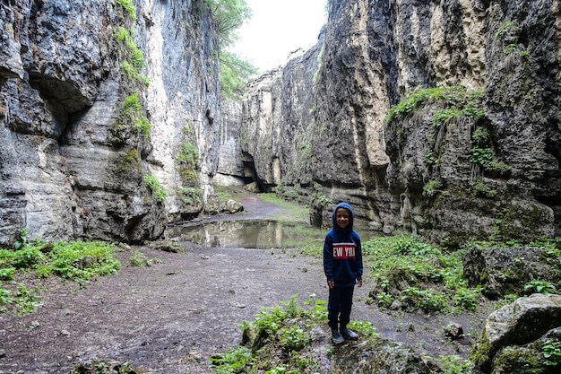 Un garçon dans la gorge de Stone Bowl Une gorge dans les montagnes de la nature du paysage du Daghestan Russie