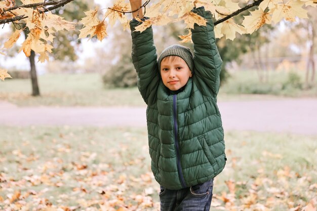 Garçon dans le parc d'automne