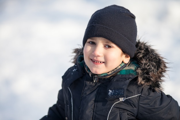 Photo garçon dans le parc d'hiver