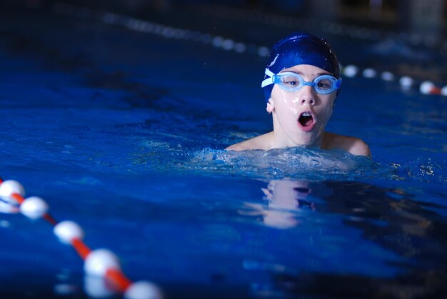 garçon dans la piscine