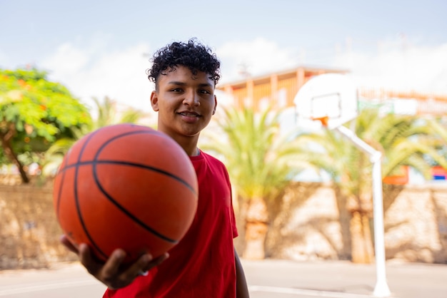 Garçon dans la rue avec basket-ball