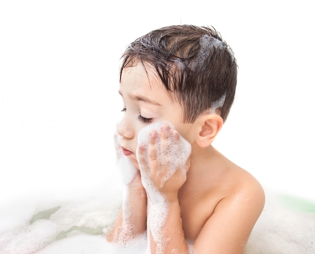 Garçon dans la salle de bain