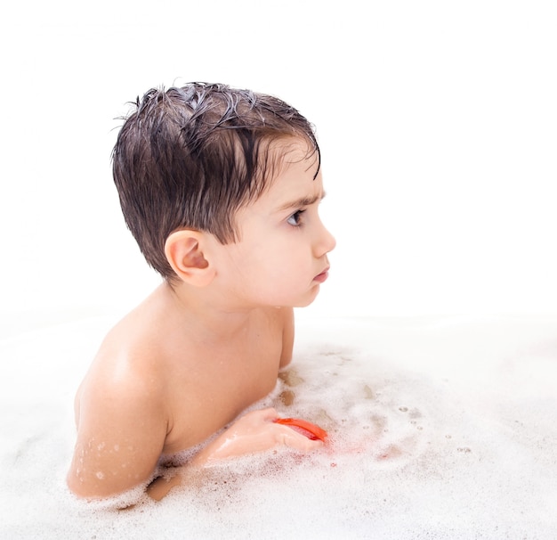 Garçon dans la salle de bain