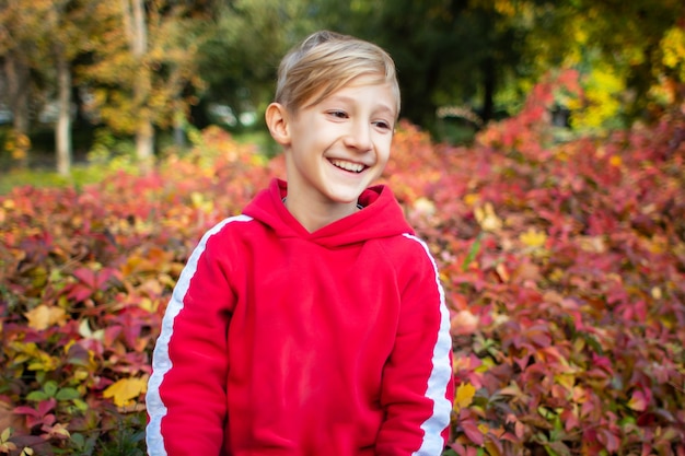 un garçon dans un sweat-shirt rouge