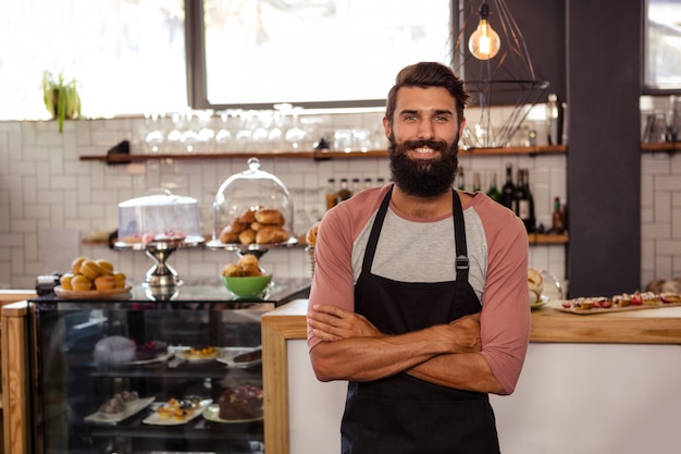 Garçon, debout, bras croisés