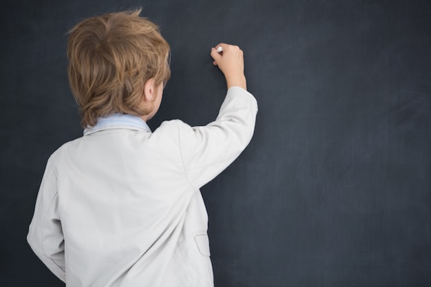 Garçon déguisé en professeur écrit sur tableau noir