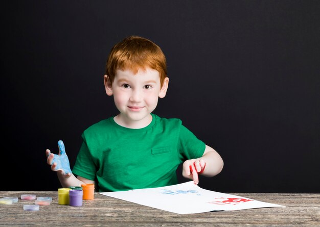 garçon dessine sur papier