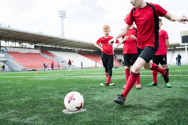 Garçon, donner coup pied, balle, football, entraînement