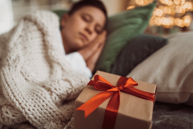 Garçon dormir à Noël