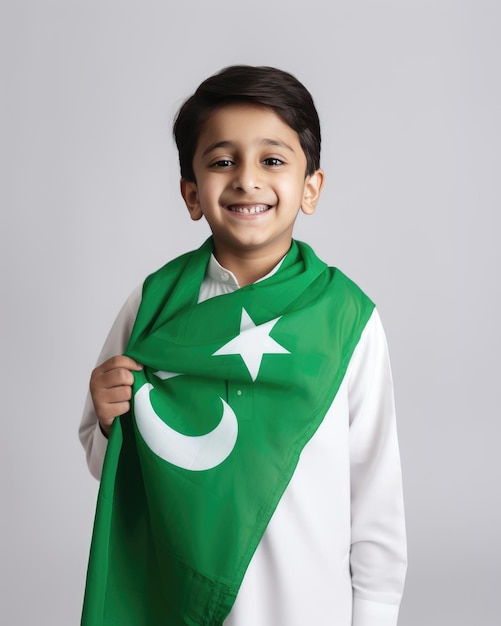 Le garçon avec le drapeau du Pakistan