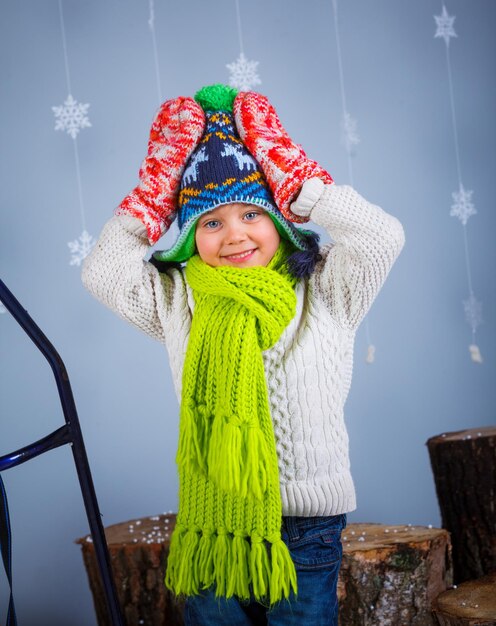 Garçon drôle dans des vêtements d'hiver