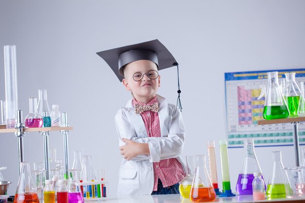 Un garçon drôle se faisant passer pour un chimiste dans un laboratoire de chimie.