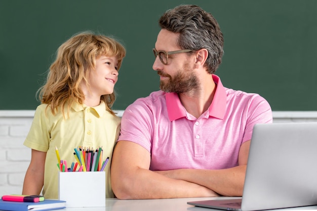 Garçon de l'école élémentaire en classe sur l'enseignant de la leçon expliquant à l'élève premier jour à l'école mignon li