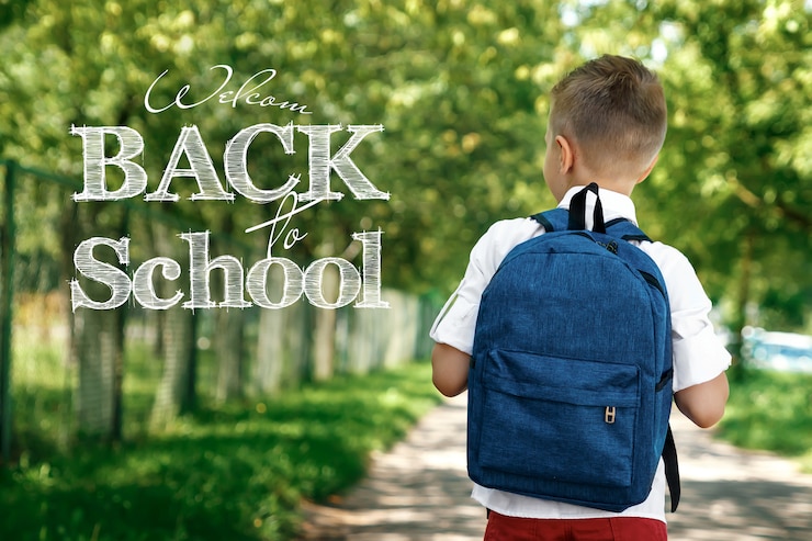 Photo un garçon d'une école primaire avec un sac à dos dans la rue