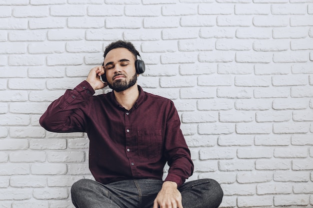 Garçon écoutant de la musique