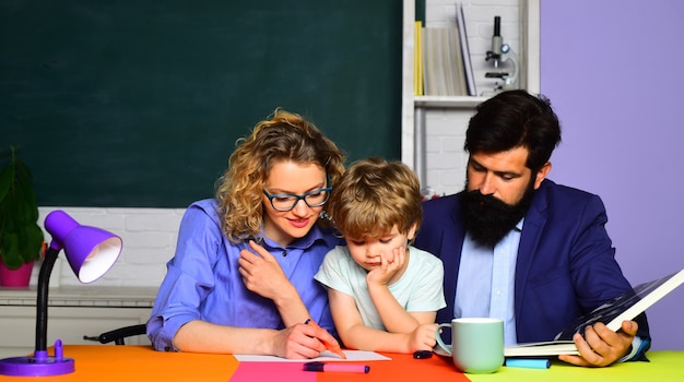 Garçon d'éducation parentale du processus éducatif de l'école primaire soutenant les élèves à l'école