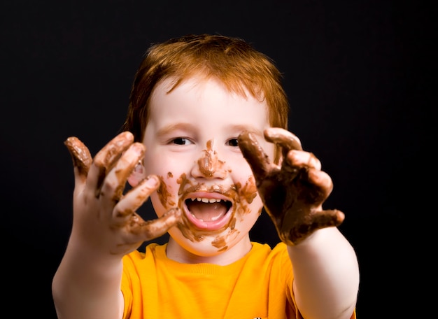 Garçon enduit de portrait de chocolat au lait