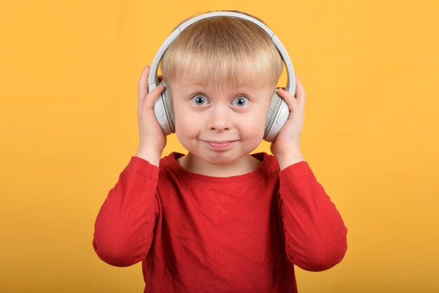 garçon enfant aime la musique dans les écouteurs