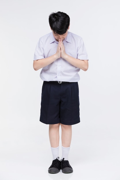 Garçon enfant asiatique en uniforme d&#39;étudiant, acteur sawaddee signifie Bonjour.