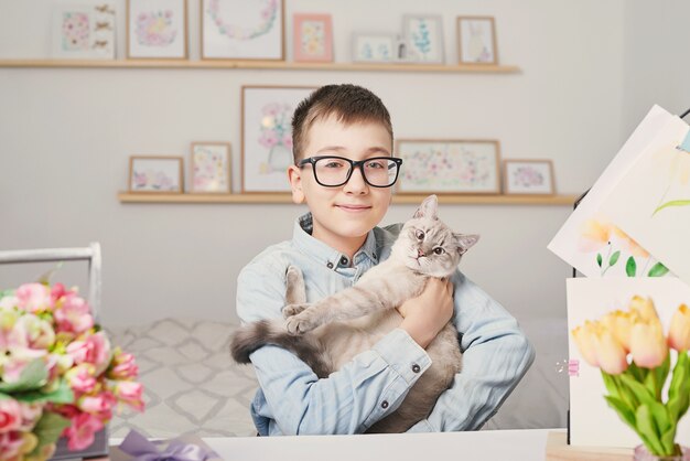 Garçon enfant avec chat