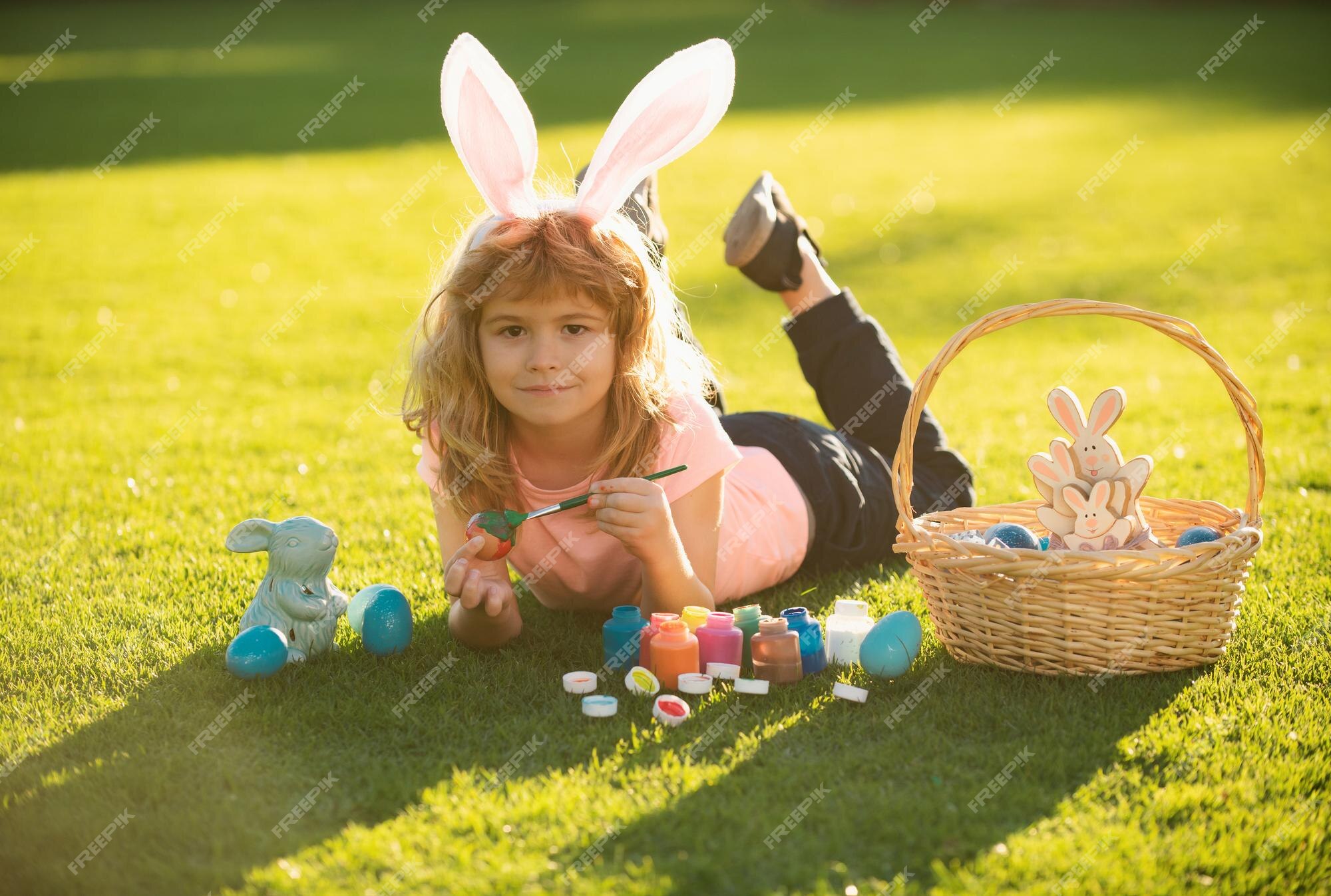 Enfant Garçon En Costume De Lapin Avec Des Oreilles De Lapin Peignant Des  Oeufs De Pâques Sur L'herbe Dans Le Parc Du Printemps. Banque D'Images et  Photos Libres De Droits. Image 181277909