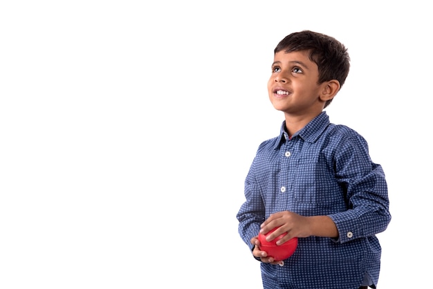 Garçon enfant jouant avec ballon sur blanc