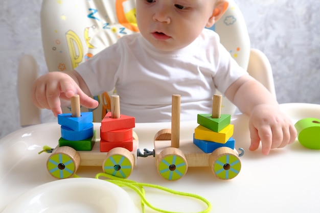 Garçon enfant jouant avec des jouets à l'intérieur à la maison