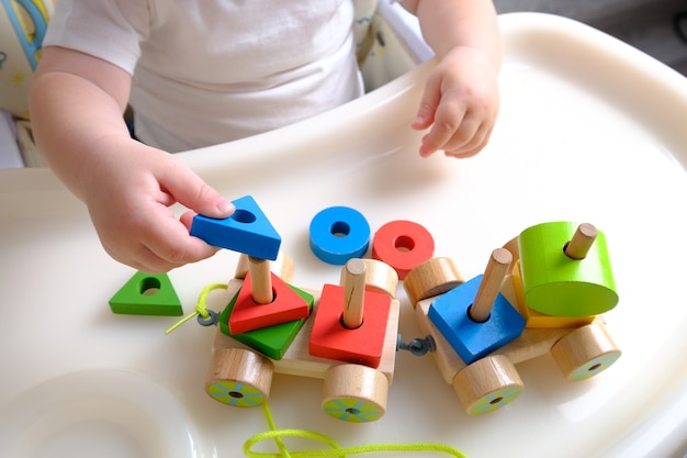 Garçon enfant jouant avec des jouets à l'intérieur à la maison