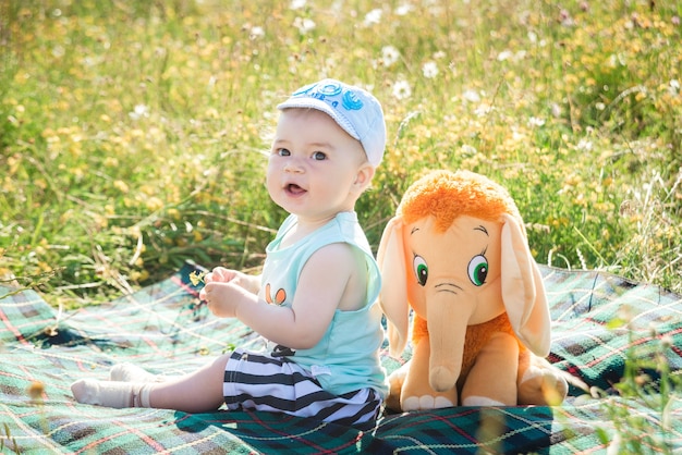 Garçon enfant jouant et souriant.