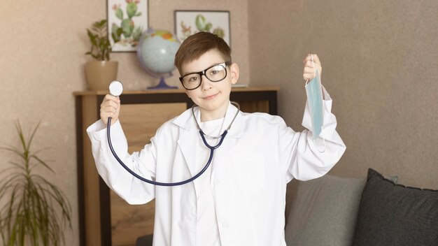 Garçon Enfant Mignon Porte Un Uniforme Médical Jouant Au Docteur