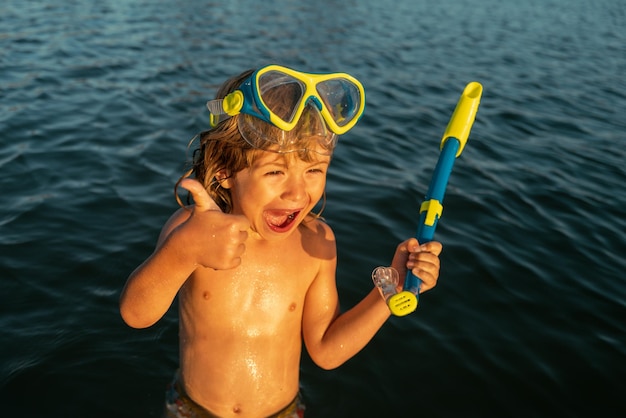 Garçon enfant nageant sur la plage pendant les vacances d'été enfant en mer enfants heureux natation et plongée en apnée