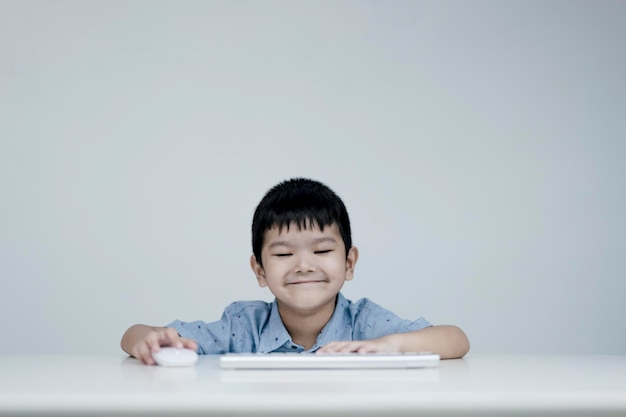 Photo le garçon d'enfant utilise communique sur internet à la maison