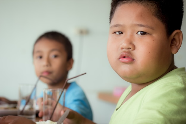 Garçon d&#39;enfants asiatiques manger des aliments sains à la cantine ou à la cafétéria.