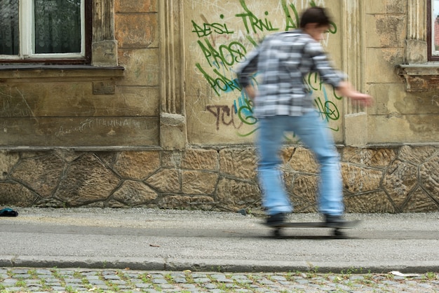 Garçon, équitation, skateboard