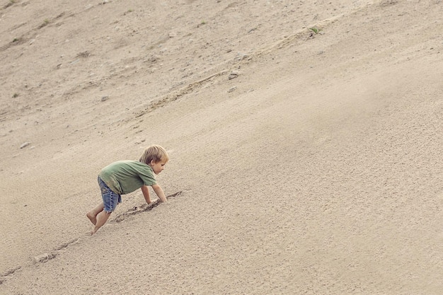 garçon, escalade, sur, les, sable, dune, été, jour