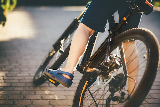 Garçon est assis sur le vélo