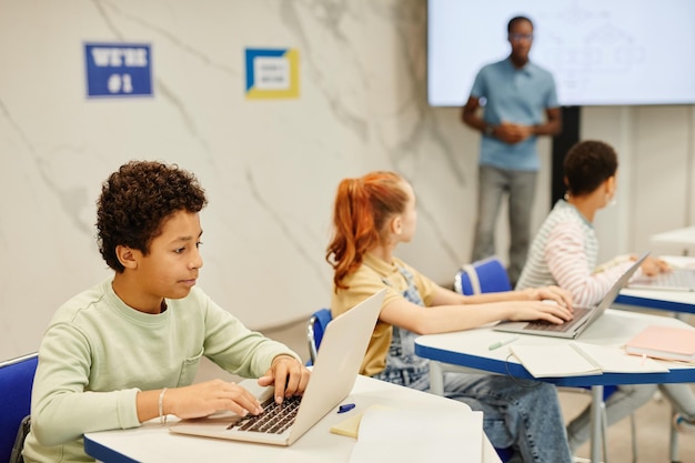 Garçon étudiant en classe