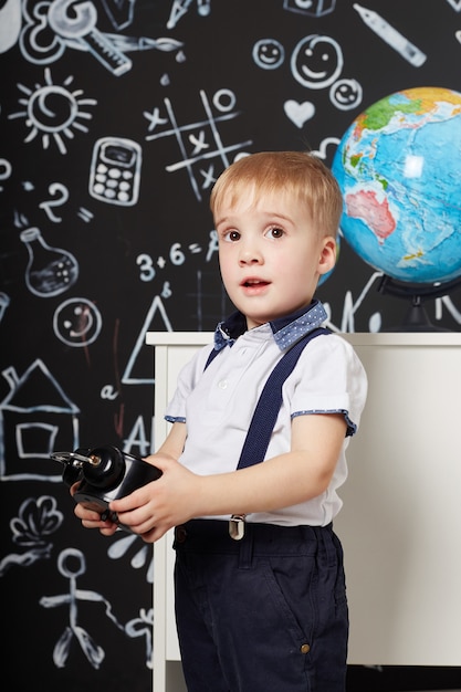 Un garçon étudiant étudie à l'école le 1er septembre, le dernier jour d'études, change de cours