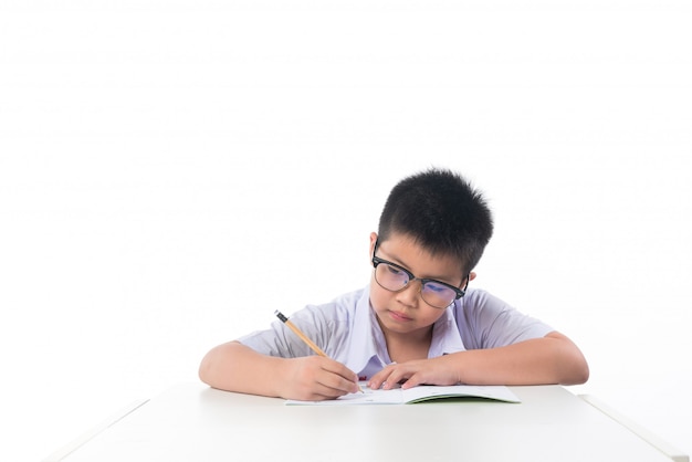 Garçon à faire ses devoirs, papier à lettres enfant, concept de l'éducation, retour à l'école