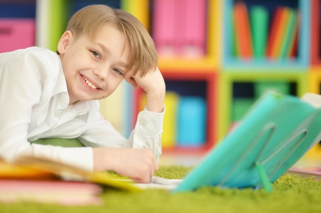 Garçon à faire ses devoirs