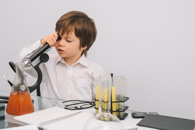 Un garçon faisant des expériences en laboratoire