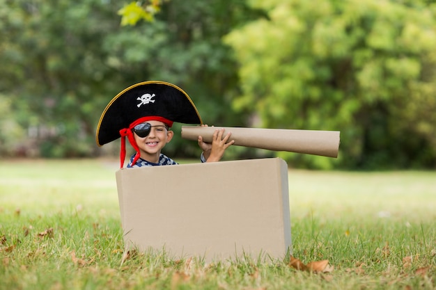 Garçon faisant semblant d'être un pirate