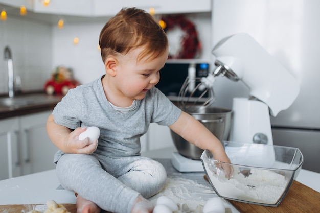 garçon fait des biscuits dans la cuisine