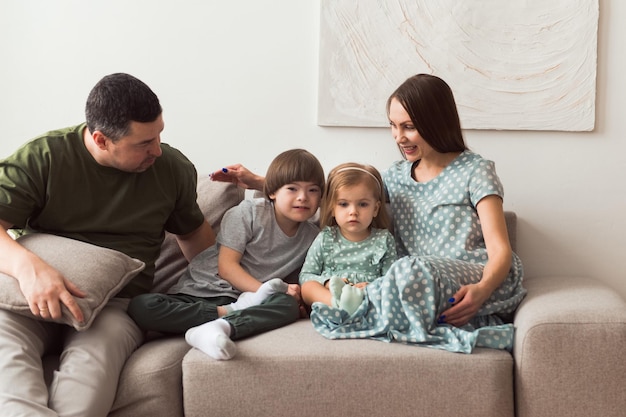 Garçon de famille aimant avec le syndrome de Down