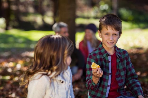 Garçon en famille au parc