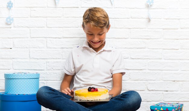 Garçon fête son anniversaire avec un gâteau