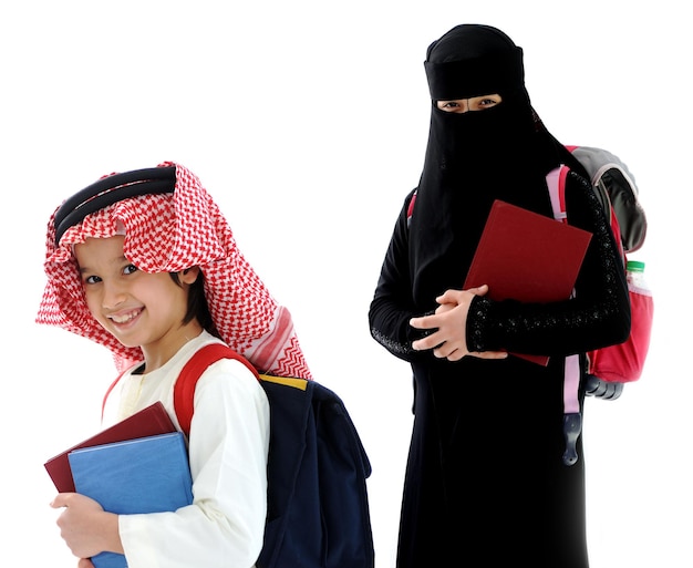 Garçon et fille arabes avec un sac à dos et le livre