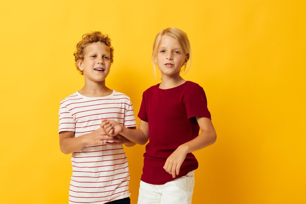 Garçon et fille câlins mode enfance divertissement fond isolé