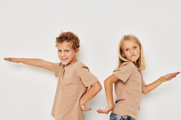 Garçon et fille gesticulent avec leurs mains ensemble enfance inchangée