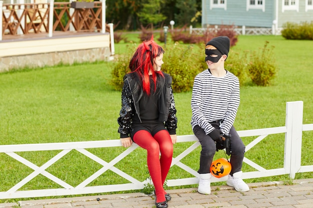 Garçon et fille à l'Halloween